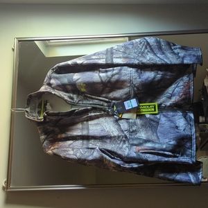 Under Armour: cold gear hunt scent control. Mossy Oak.